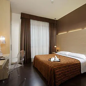 Hotell Paris, Mestre