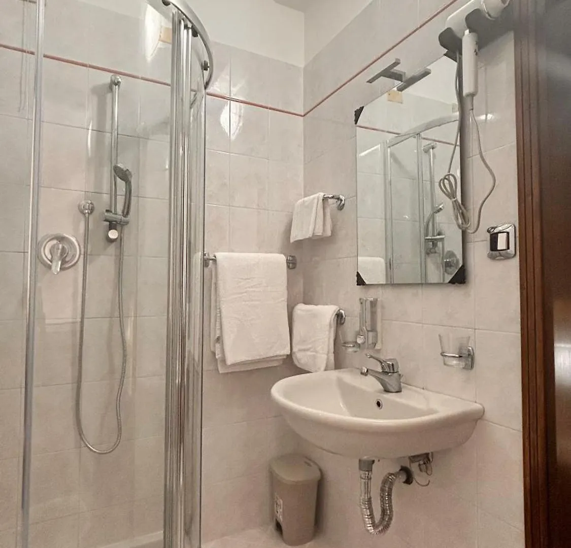 Hotel Tito 2 Mestre 3*,